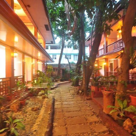 Lola Itang Pension House Tiniguiban Bagian luar foto