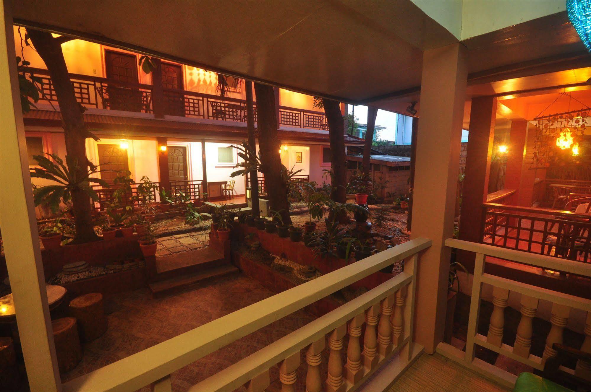Lola Itang Pension House Tiniguiban Bagian luar foto