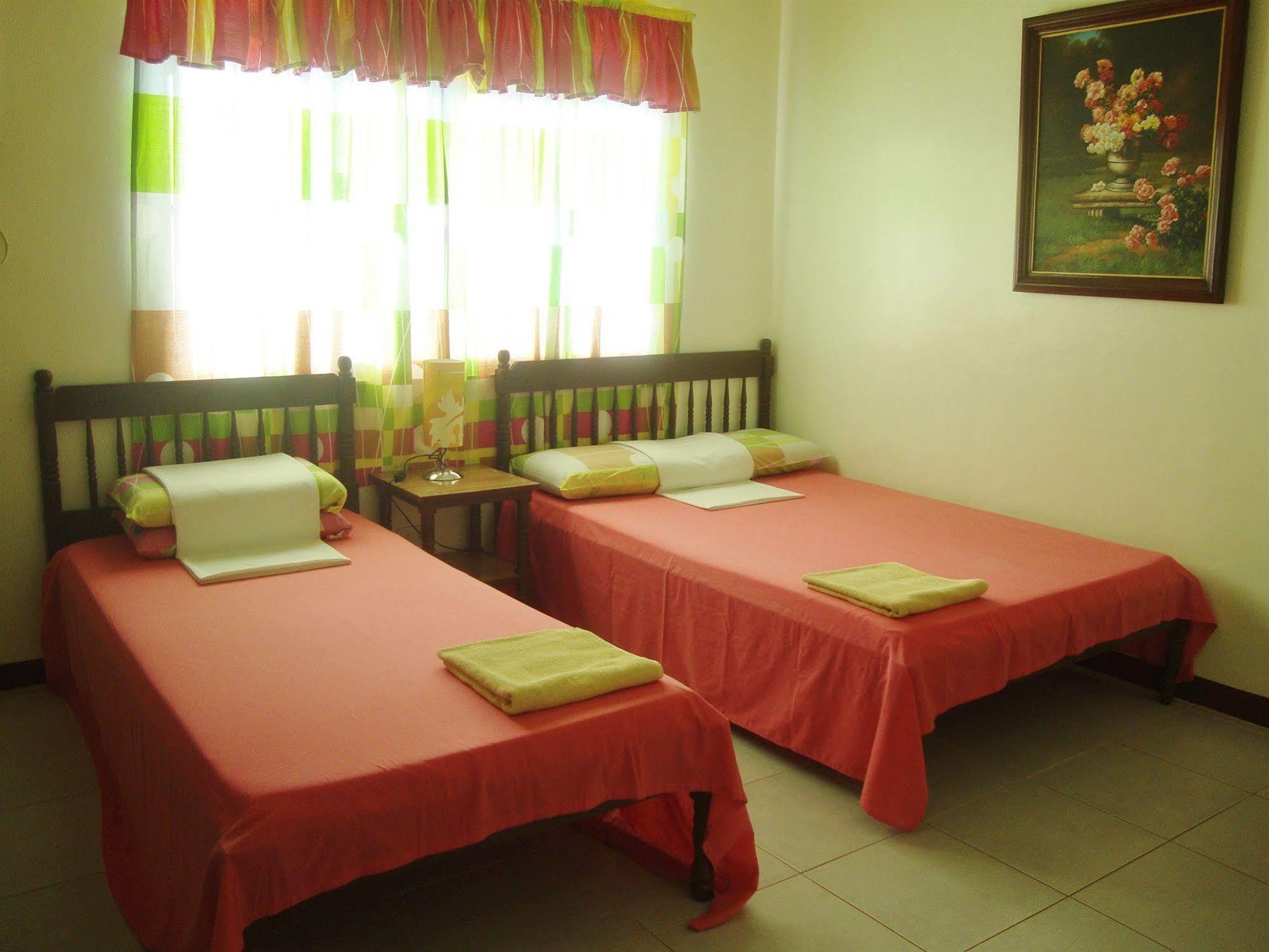Lola Itang Pension House Tiniguiban Bagian luar foto