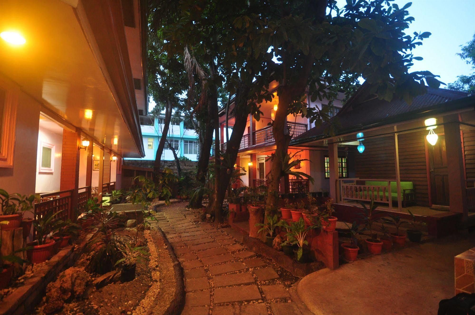 Lola Itang Pension House Tiniguiban Bagian luar foto