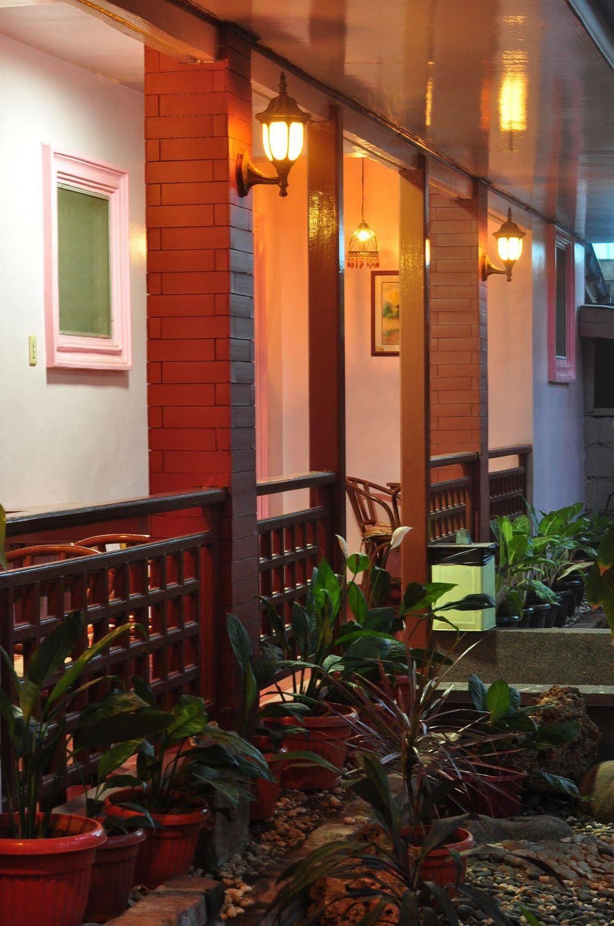 Lola Itang Pension House Tiniguiban Bagian luar foto
