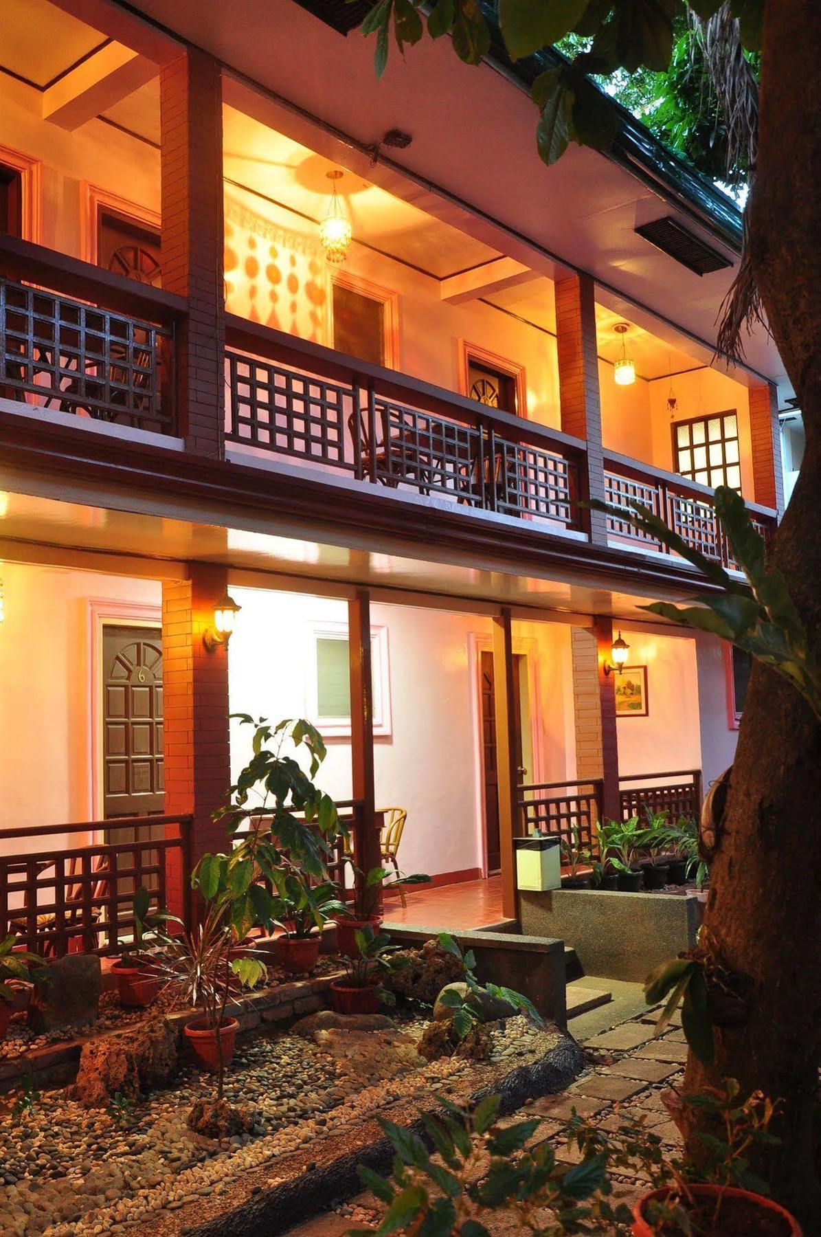 Lola Itang Pension House Tiniguiban Bagian luar foto